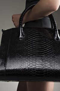 bolsa grande preta com textura
